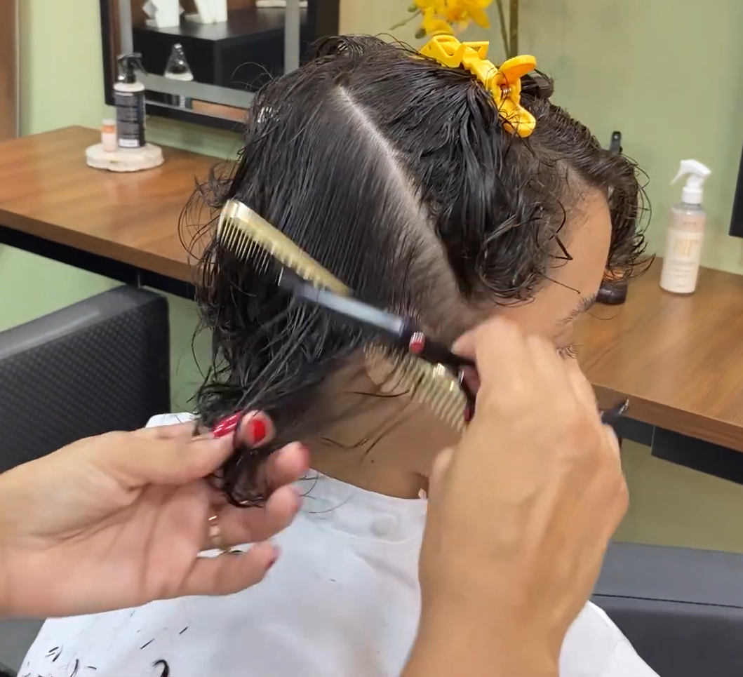 Corte feminino em modelo real